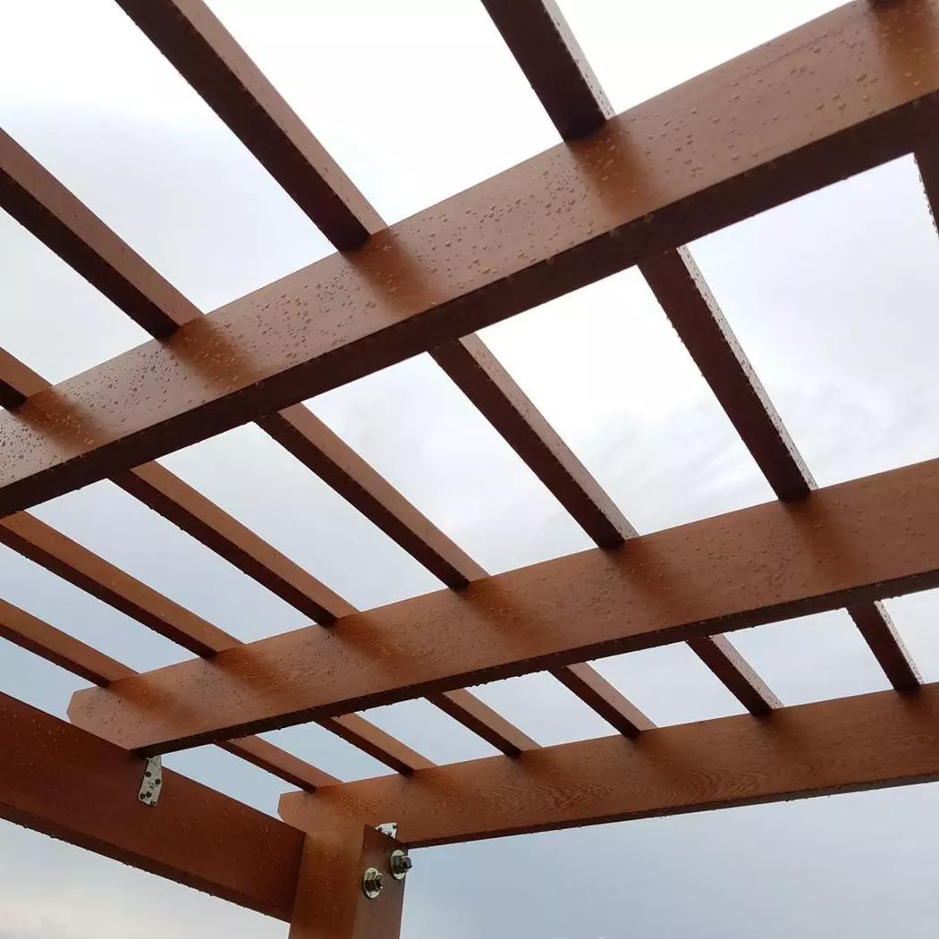 Pérgola de madera para espacio exterior en Panamá - Carpintería Canal Woods